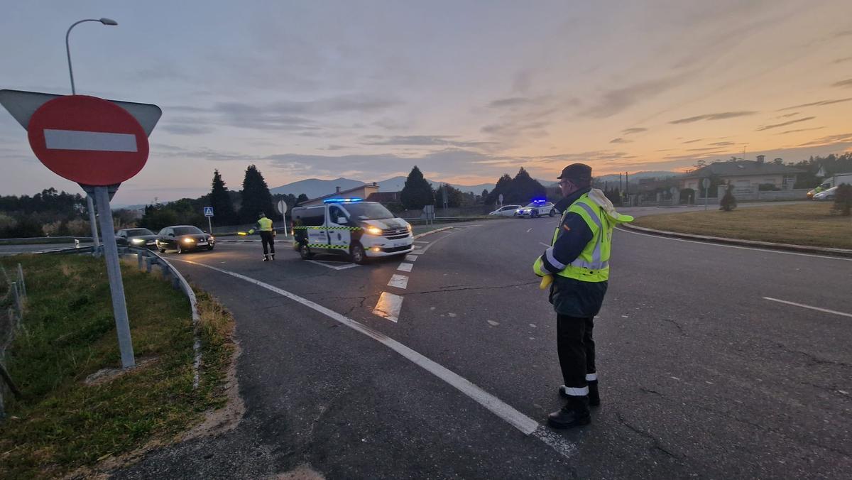 Agentes de la Guardia Civil de Tráfico en Vilagarcía.