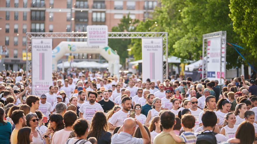 Més de 2.000 persones participen vestits de blanc a la Igualada Running