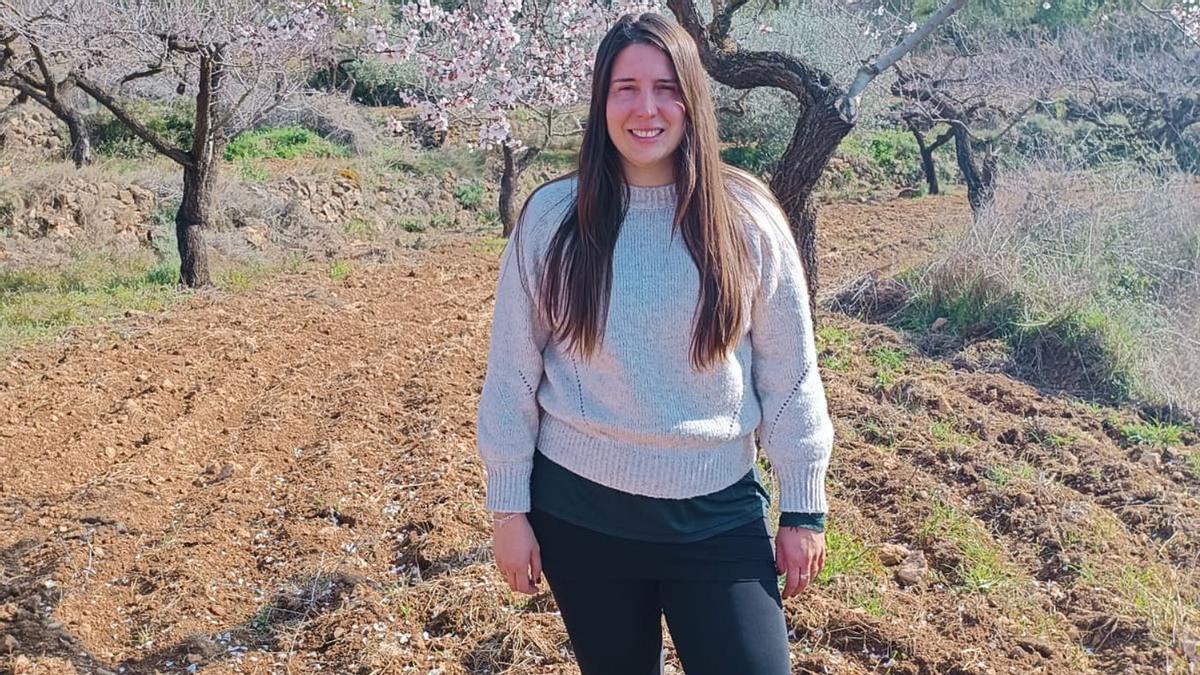 La jove professora i activista contra la MAT Alicia Paús liderarà un equip que suma «veïns i veïnes amb energia i ganes per canviar i millorar les coses».