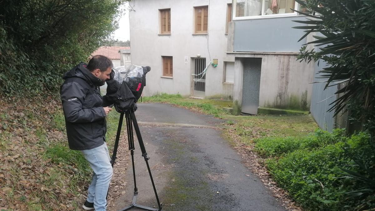 Vivienda de Velouzás, en Paderne, donde apareció el cadáver del hombre cuya esposa ha sido detenida por su muerte violenta.