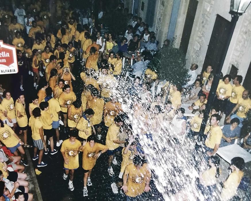 Los ‘ajos’ de Sant Llorenç cumplen 25 años corriendo a remojo