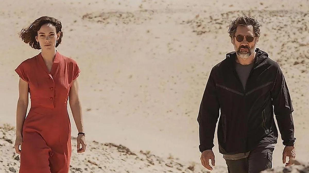 Vicky Luengo y Javier Bardem en un fotograma de 'El ser querido'.