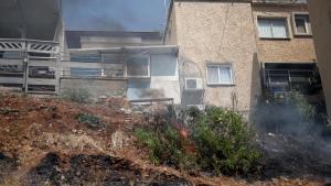 Fuego junto a unas viviendas de Kiryat Shmona, en Israel, tras el impactod e un proyectil lanzado por Hamás.
