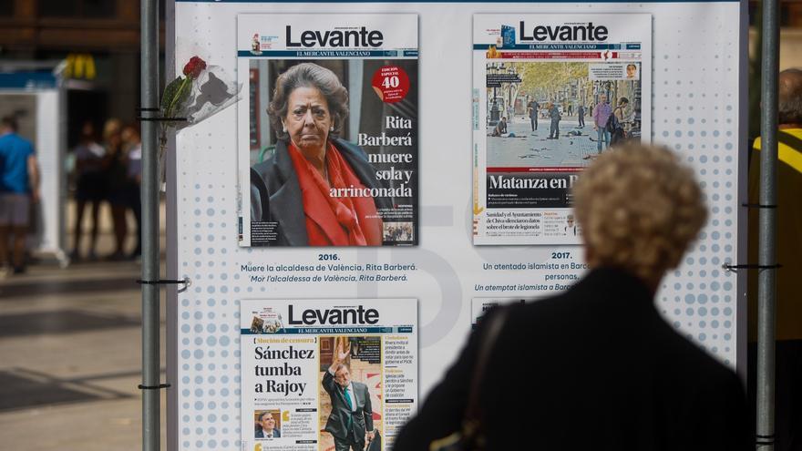 El público descubre la exposición de Levante-EMV en la plaza de la Reina de València