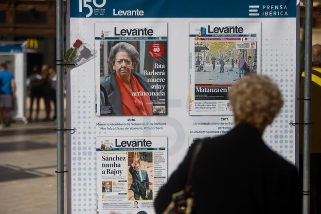 El público descubre la exposición de Levante-EMV en la plaza de la Reina de València