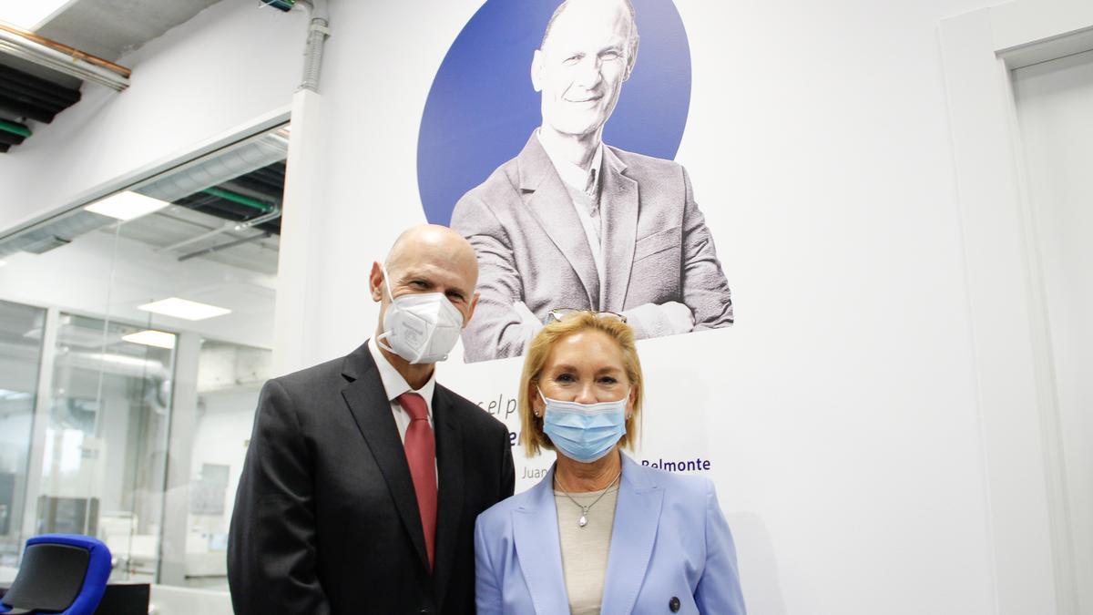 El doctor Izpisúa, junto a la rectora de la UCAM, Josefina García, en el nuevo centro tecnológico universitario.