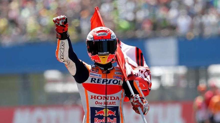 Marc Márquez, de pie sobre su moto tras ganar la carrera de MotoGP del Gran Premio de Holanda.