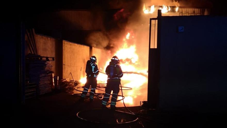 Un incendi afecta l'empresa Rieju de Vilamalla i calcina part del material de producció