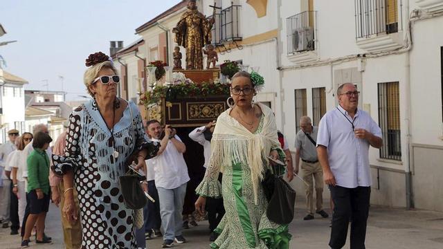 La pequeña imagen de El Santico avanza por la calle Altillos en dirección a la Parroquia de Santiago.