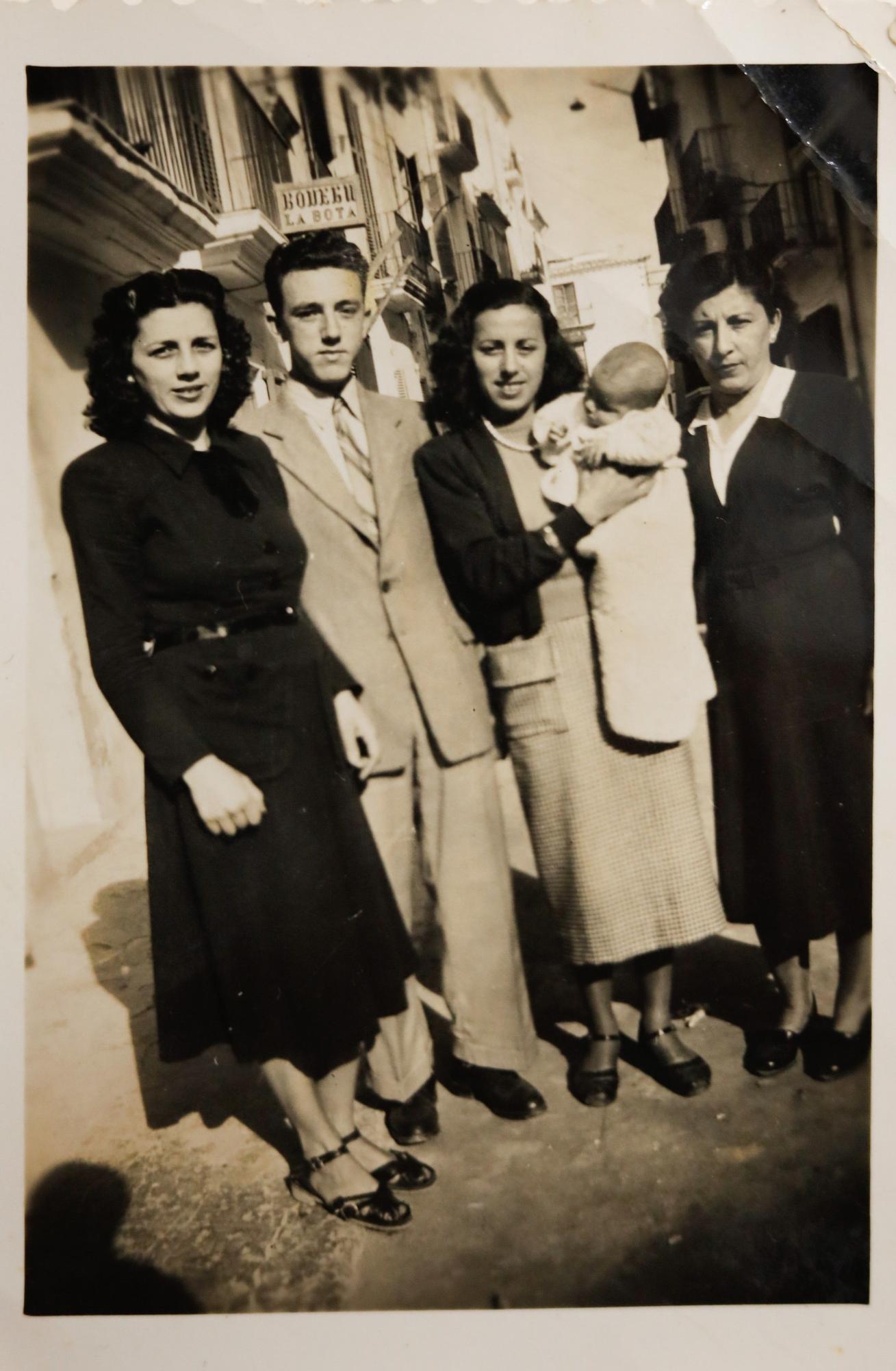 Esperanza, a la izquierda, junto a sus hermano Juanito, su hija Rosa en manos de su hermana Antonia y María, su otra hermana.