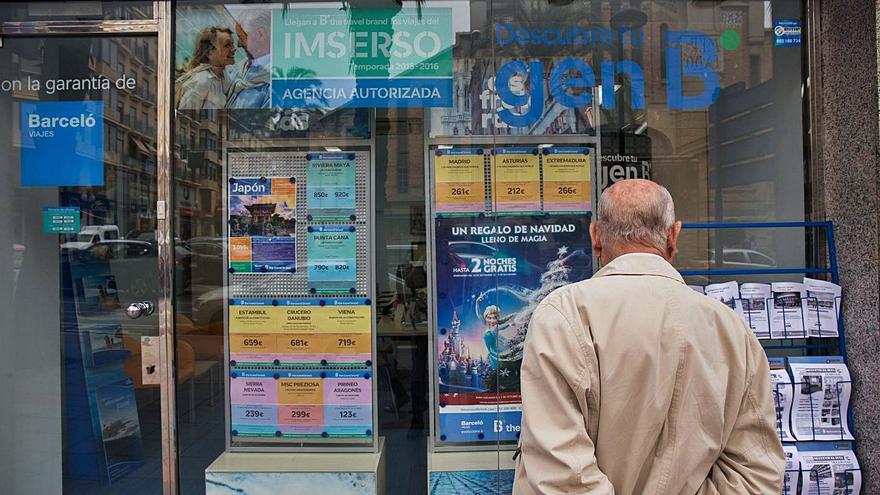 Los viajes del Imserso, en el aire al quedar suspendidos cautelarmente