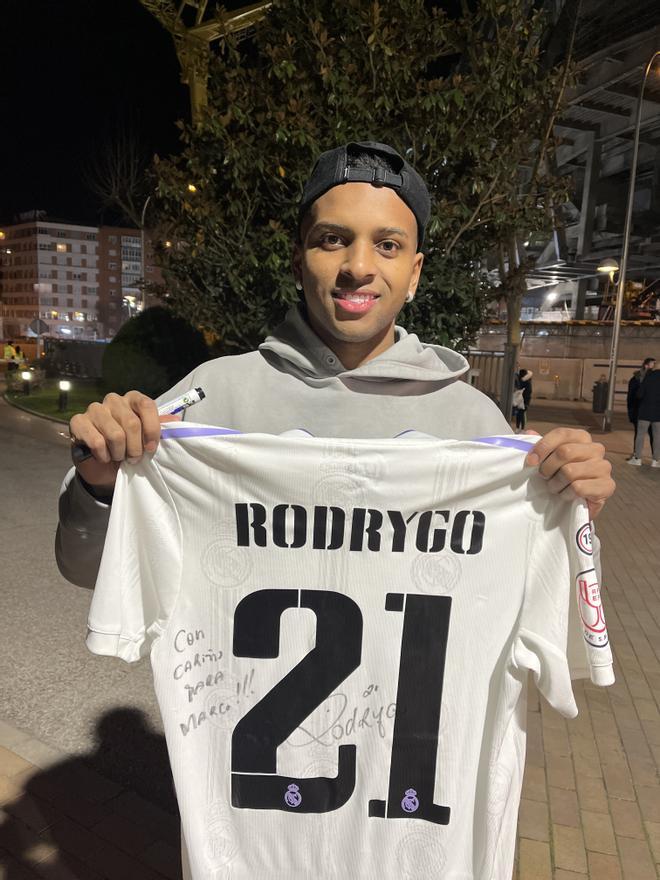 Rodrygo, con la camiseta ya firmada y que enviaría a Cáceres.