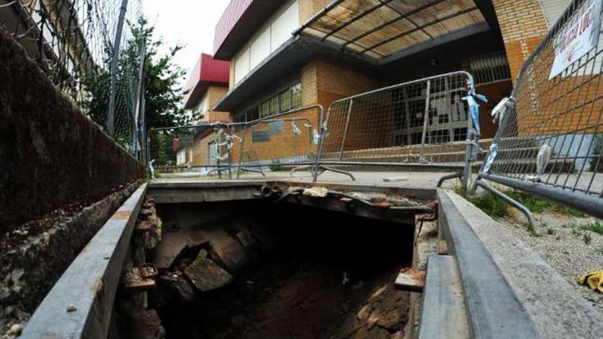 Las obras del Arealonga se centran en unas viguetas dañadas por la canalización del río.  // Iñaki Abella