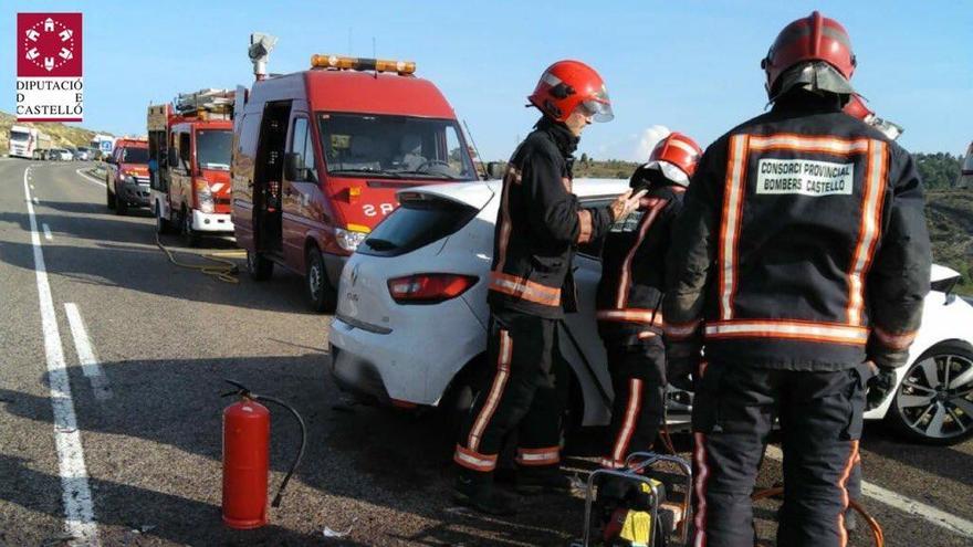 Los bomberos en el lugar del accidente