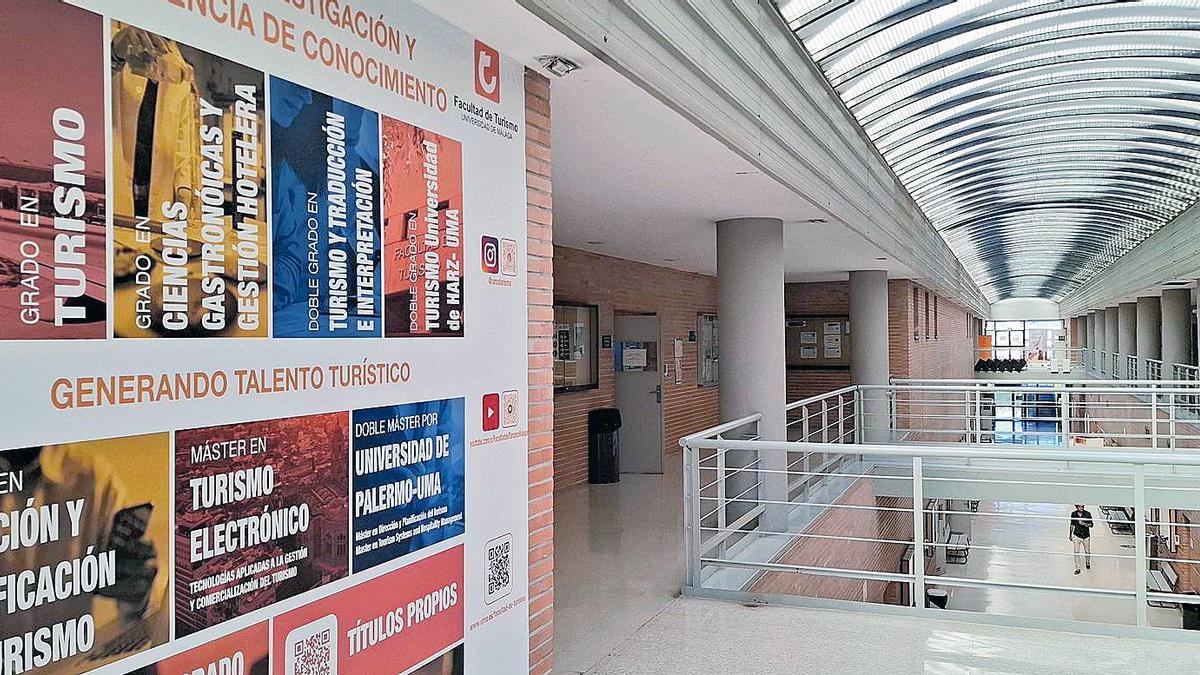 Espacio de la Facultad de Turismo en el edificio aún compartido con Comunicación.