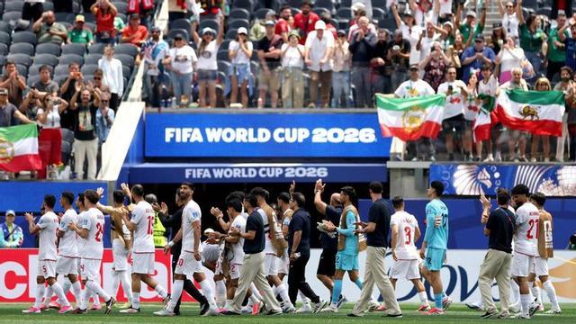 Els jugadors de l’Iran aplaudeixen l’afició després del partit que van empatar (0-0) contra Bèlgica a Los Angeles, el 21 de juny. | JAMIE SQUIRE / GETTY IMAGES VIA AFP
