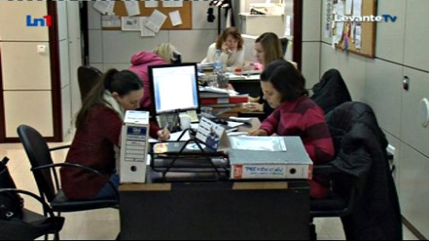 Madres de acogida contra el Consell