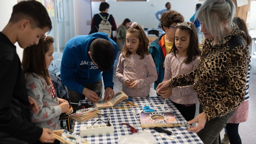 Algunos de los participanes ultiman su obra de arte efectuda a partir de materiales de reciclaje. | Emilio Fraile