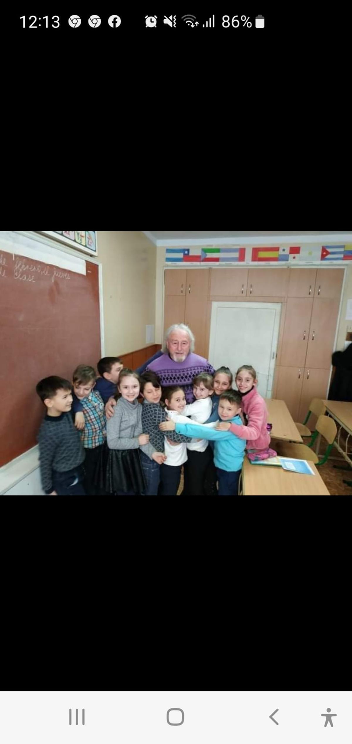 Mariano García, junto a niños ucranianos