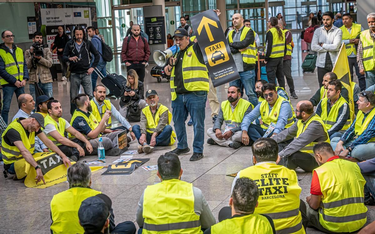 Els taxistes de Barcelona tornaran a patrullar a l’aeroport contra els conductors pirata