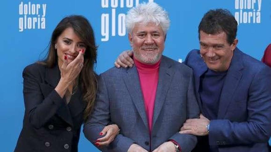 Penélope Cruz, Pedro Almodóvar y Banderas, ayer. // Sergio Pérez