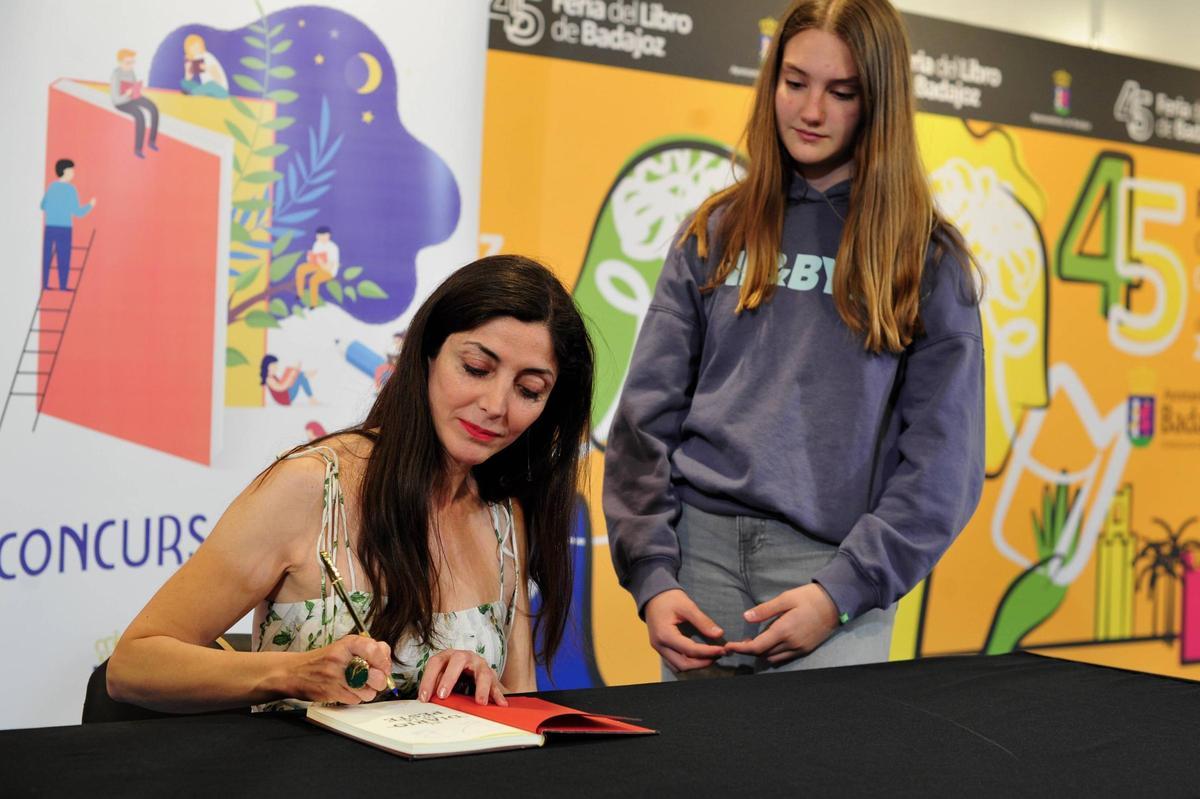 Espido Freire durante la firma de libros a alumnos.