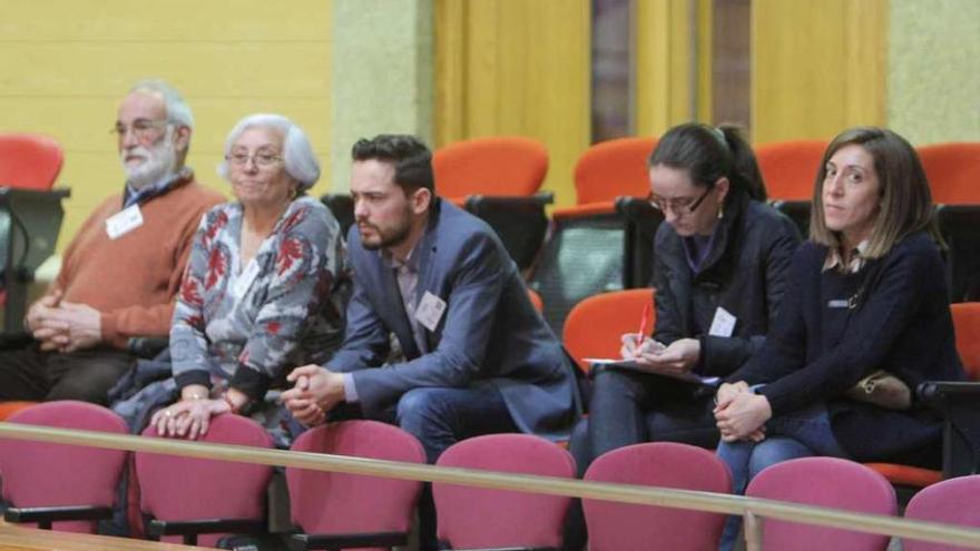 Vecinos que rechazan la fusión, en el debate de ayer en el Parlamento gallego. // Xoán Álvarez