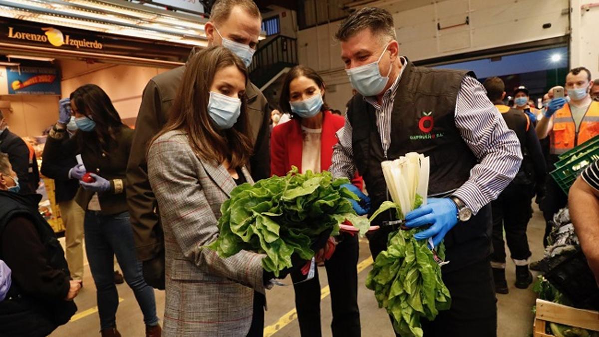 La visita de madrugada a Mercamadrid del rey Felipe y la reina Letizia