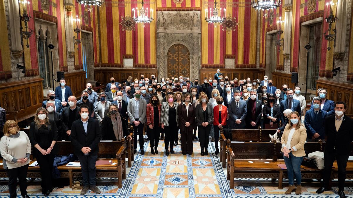 Els 100 alcaldes del nou Consell de Governs Locals al Saló de Cent de l&#039;Ajuntament de Barcelona
