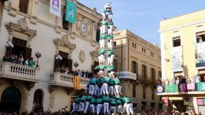 El 4 de 10 amb folre i manilles que els Castellers de Vilafranca han descarregat aquest dissabte a la diada de Tots Sants.