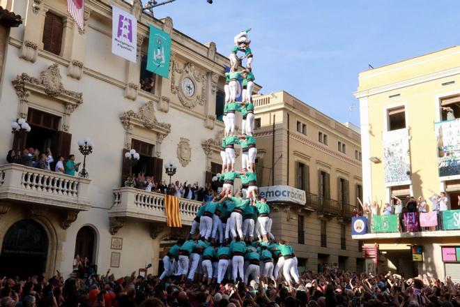 El 4 de 10 amb folre i manilles que els Castellers de Vilafranca han descarregat aquest dissabte a la diada de Tots Sants.