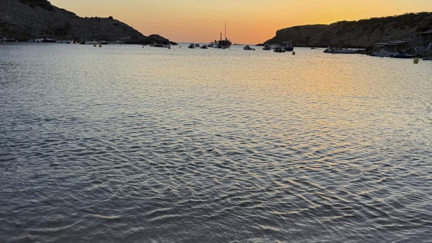 Imaginario de Ibiza: atardecer en silencio en Cala Vedella