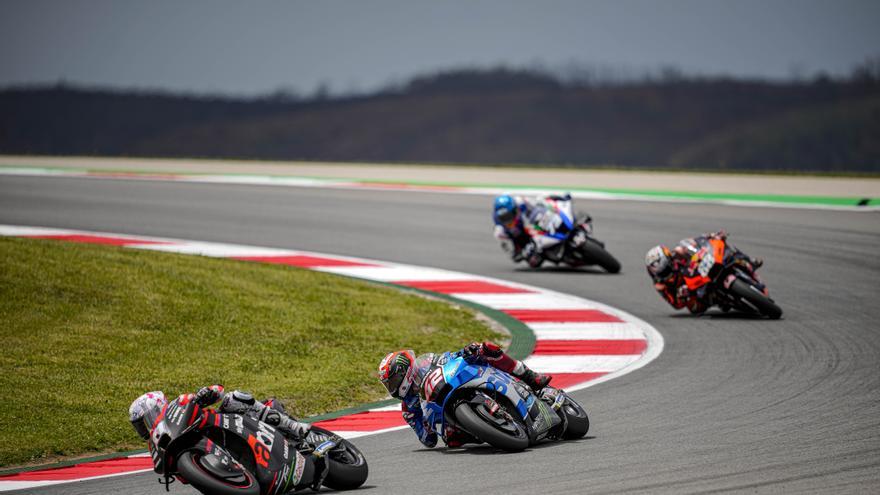 Aleix Espargaró por delante de Alex Rins durante el Gran Premio de Portugal 2022.