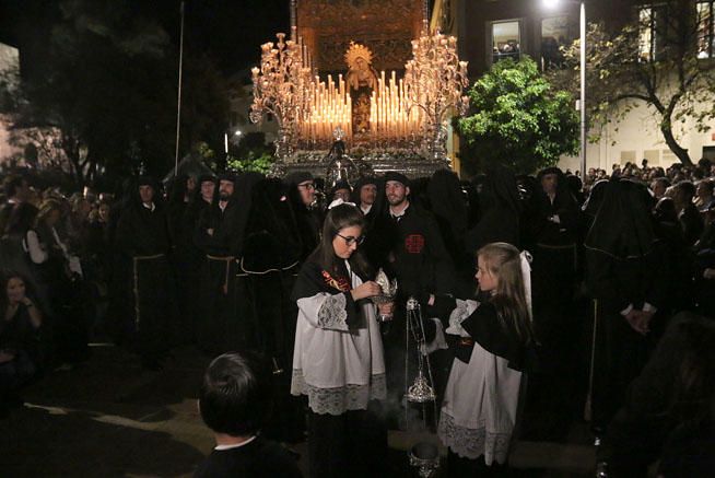 Primer plano del Lignum Crucis que procesiona la cofradía del Descendimiento.