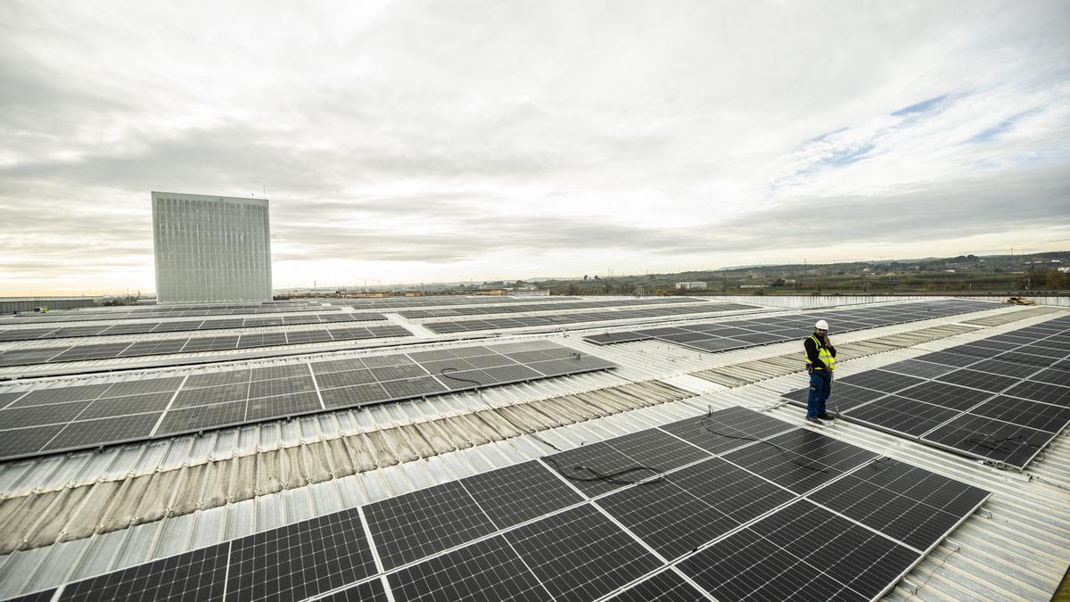 Placas fotovoltaicas en la cubierta de las instalaciones de Ambar en Zaragoza.