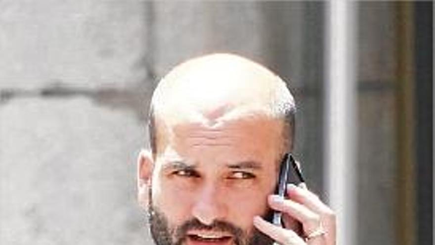 Pere Guardiola parlant per telèfon ahir al migdia al centre de Girona.