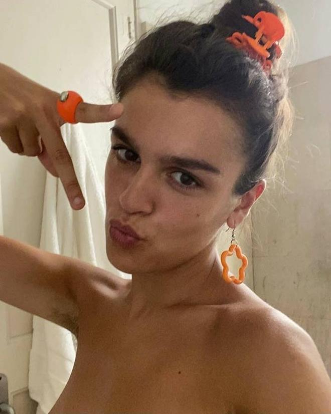 Amaia Romero en su perfil de Instagram, con pendientes y pinzas de pelo ochenteras