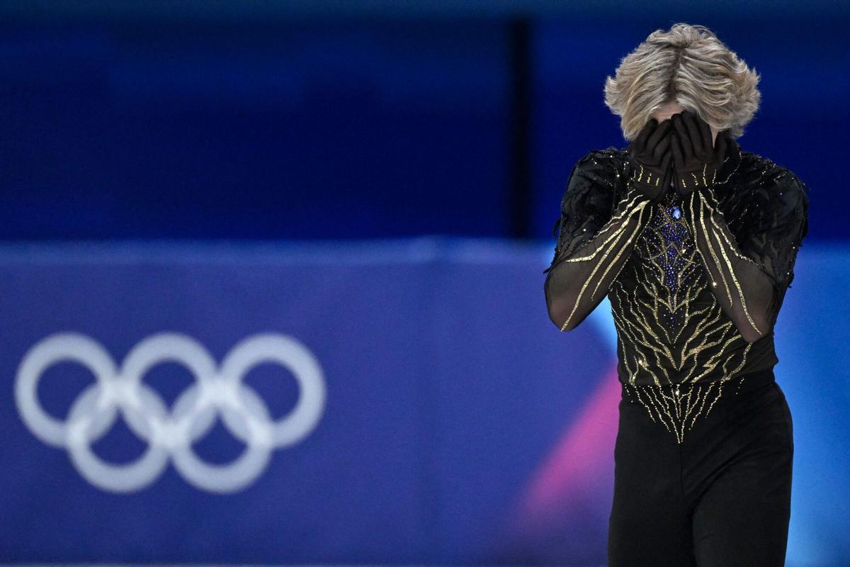 Ilia Malinin llora tras su actuación.