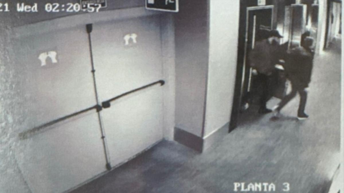 Las cámaras de seguridad del hotel grabaron al hombre llegando a la habitación con el ladrón.