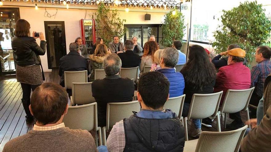 El alcalde, José Ortiz, con los comerciantes de la plaza Costa del Sol.