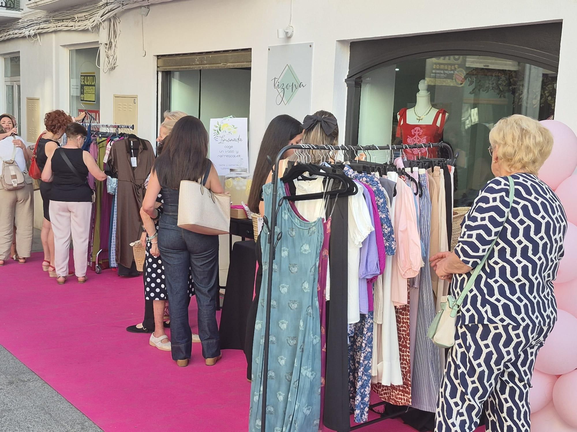 Puente Genil, Cabra y Baena celebran sus 'Noches de compras'
