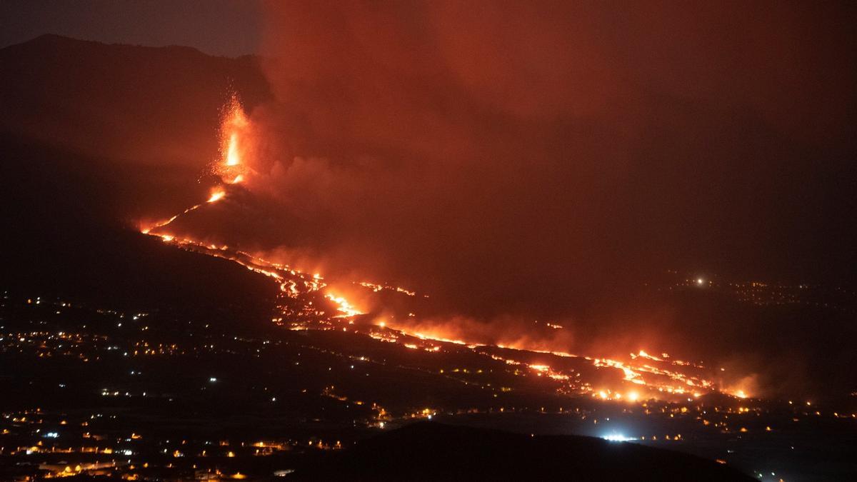 La lava atraviesa La Laguna y amenaza con causar más estragos