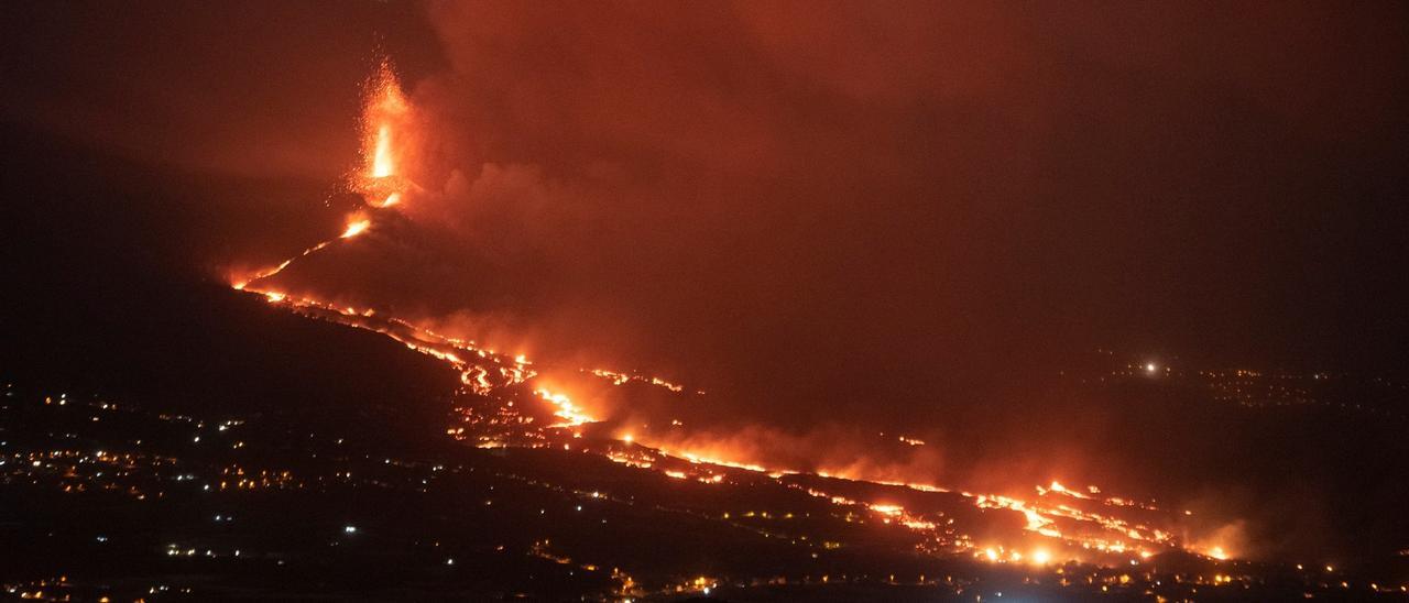 La colada norte del volcán comienza a devorar el núcleo urbano de La Laguna