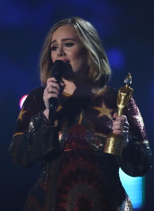 La cantante Adele recibió el ''Brit Award'' a mejor disco en una gala en la que también se rindió homenaje a David Bowie.