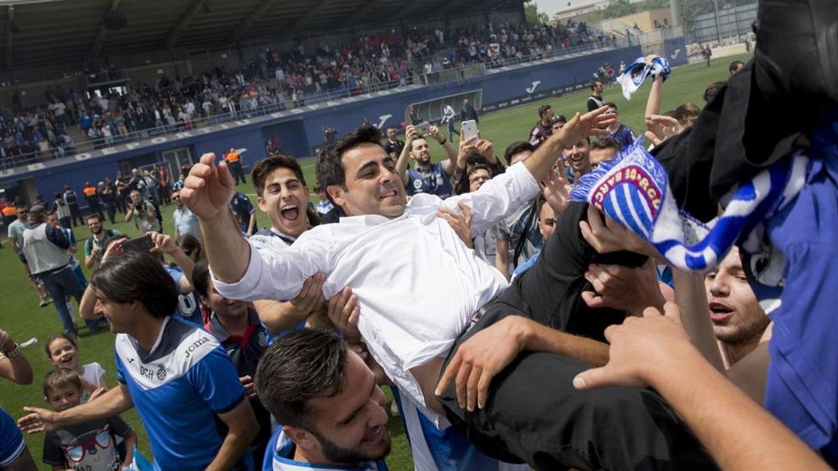 David Gallego fue manteado por sus jugadores tras ascender con el filial