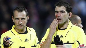  Un cop de paraigua a l’assistent obliga a suspendre el Granada-Mallorca. La policia es va emportar el presumpte agressor, menor d’edat, després de ser identificat pel públic que l’envoltava
