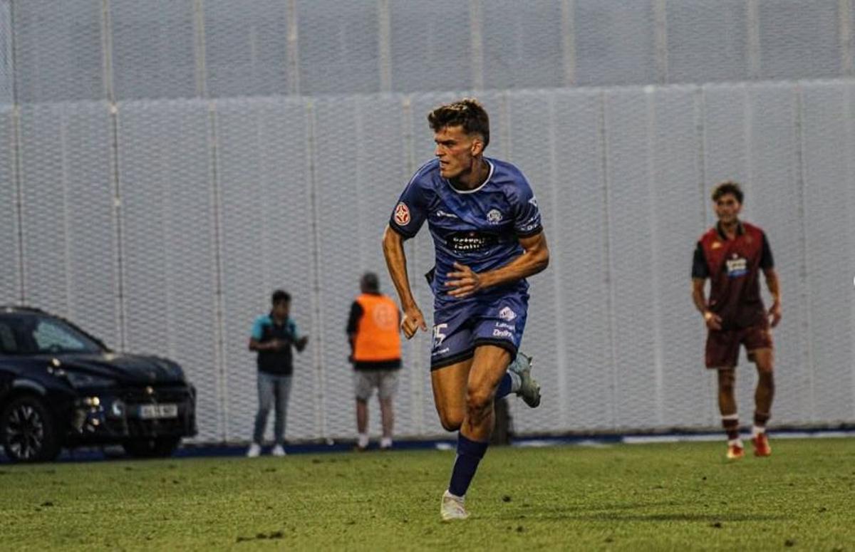 Comas, en acció amb l'Ourense CF durant un partit de pretemporada contra el Deportivo de la Corunya