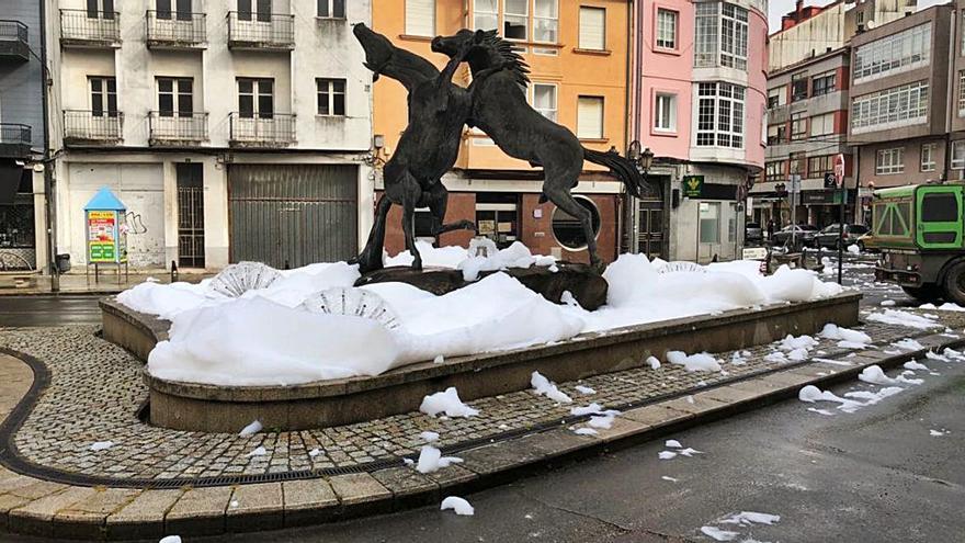 La Fonte dos Cabalos vierte espuma a la calle debido a un acto vandálico | A.L.V.