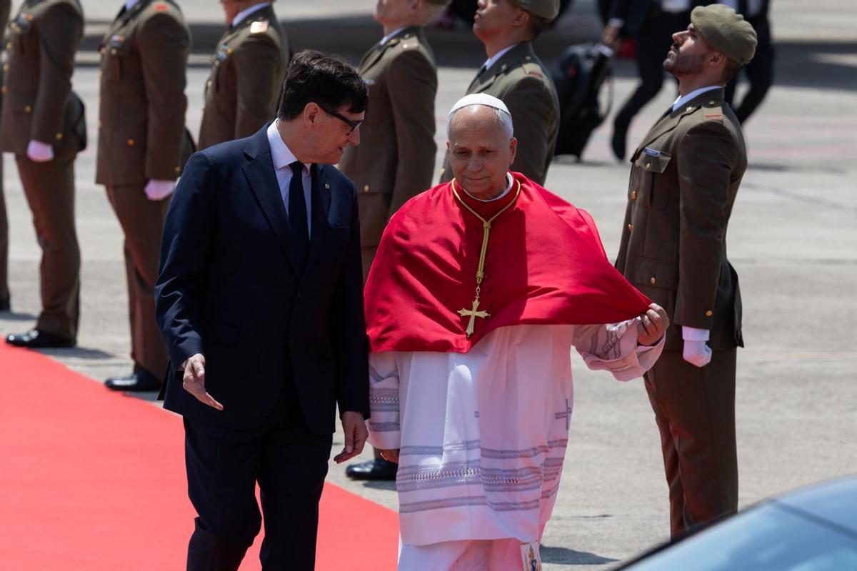 El papa León XIV, a su llegada al aeropuerto de Barcelona