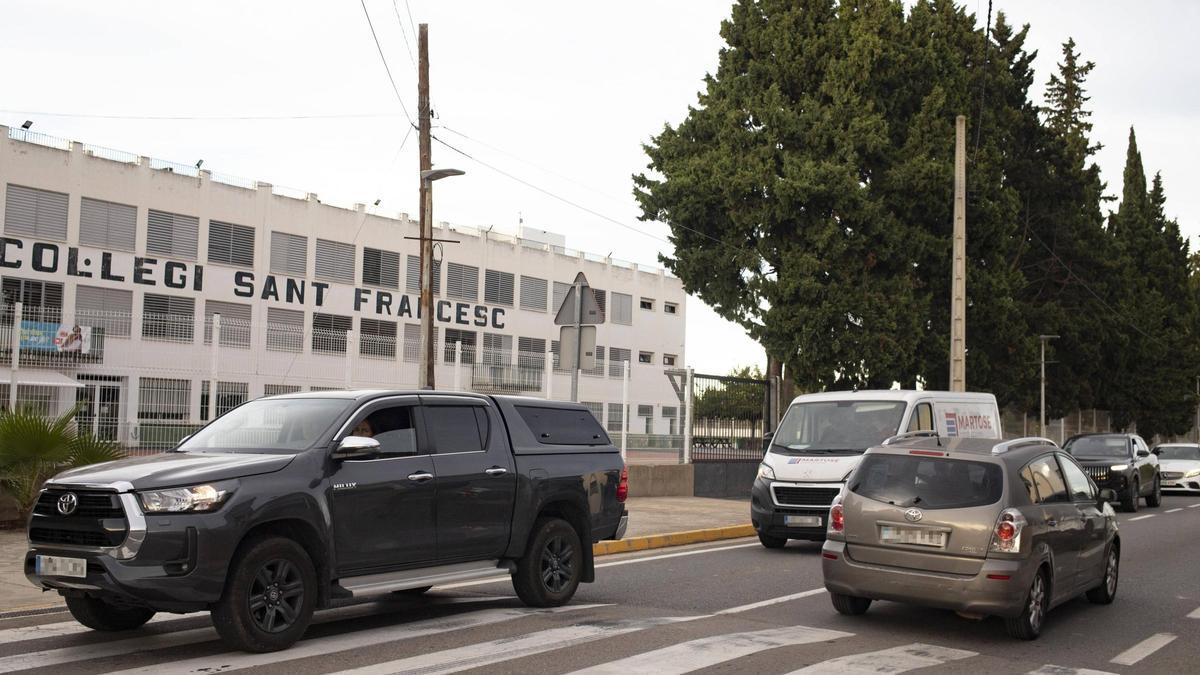 Miles de vehículos circulan a diario frente al colegio Sant Francesc de Guadassuar.